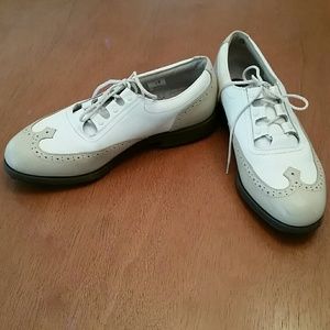 Women's golf shoes